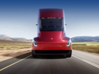 Автономная Tesla везет дрова по дорогам Канадской провинции в Ванкувере.